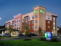 Holiday Inn Express & Suites Fayetteville South