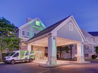 Holiday Inn & Suites Milwaukee Airport