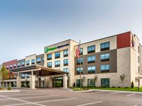 Holiday Inn Express & Suites Milwaukee – West Allis