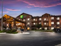 Holiday Inn Express & Suites Custer