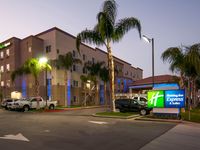 Holiday Inn Express & Suites Bakersfield Central