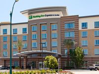 Holiday Inn Express & Suites Anaheim Resort Area