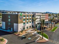 Holiday Inn Express & Suites Lake Havasu - London Bridge