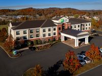 Holiday Inn Express & Suites Fairmont