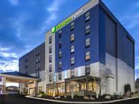 Holiday Inn Express & Suites Central Omaha