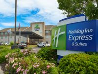 Holiday Inn Express & Suites Omaha - 120th and Maple