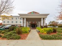 Holiday Inn Express & Suites Roseville - Galleria Area